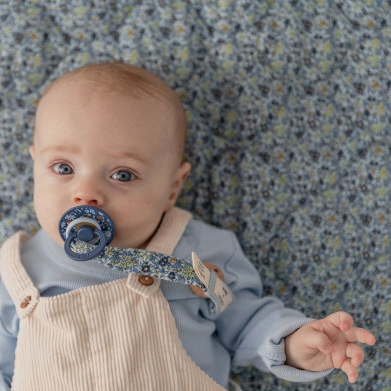 BIBS x Liberty Pacifier Clip Chamomile Lawn / Baby Blue Little Dottie